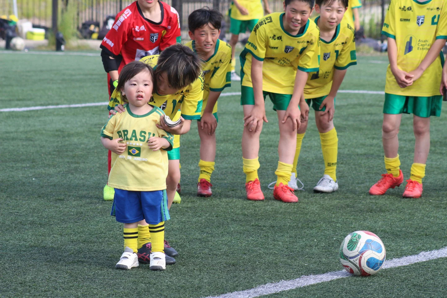 小さな子どもを温かく見守る真栄FCの先輩たち